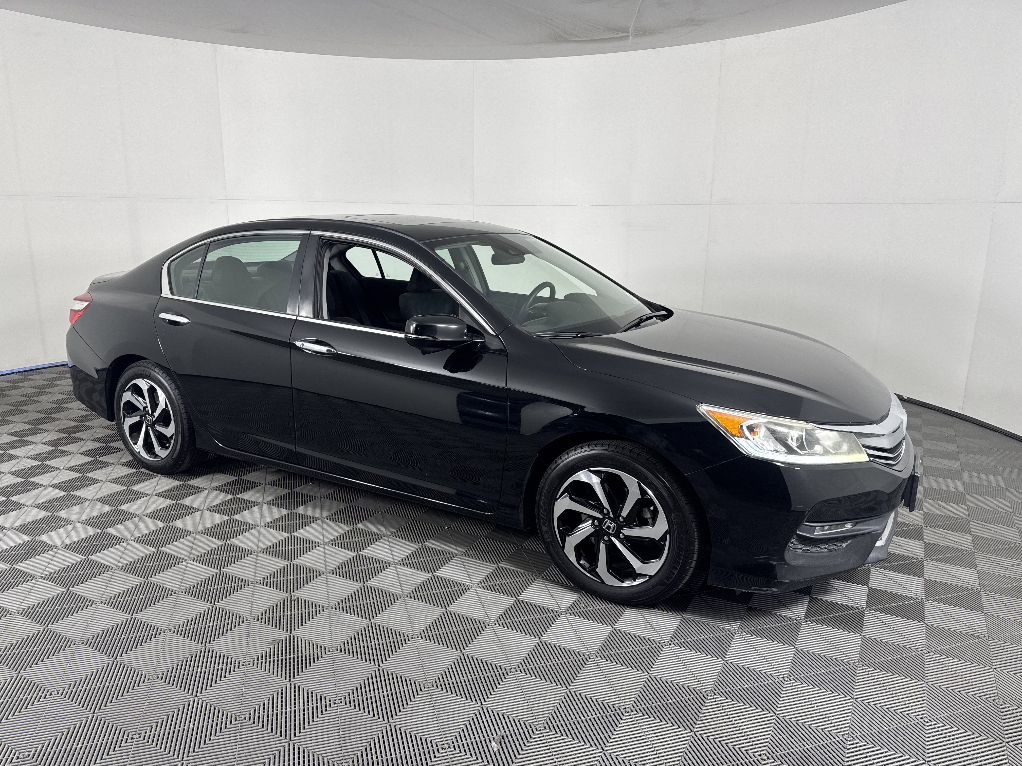 Used 2017 Honda Accord EX image 2