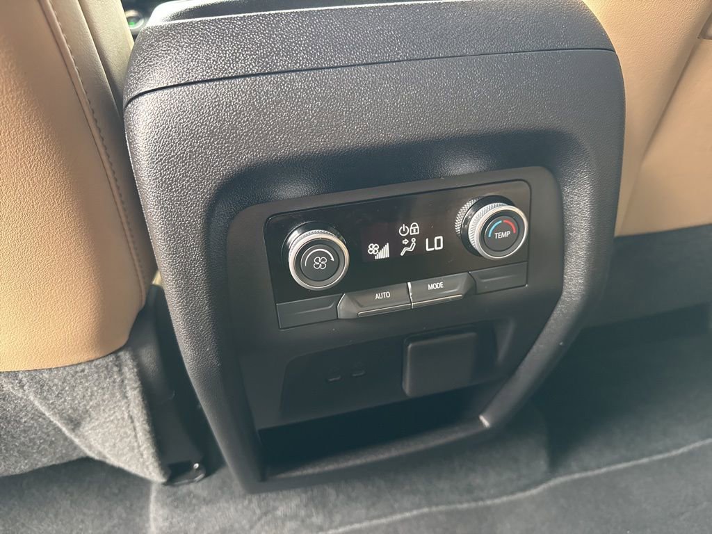 Used 2025 Buick Enclave Preferred w/ Power Package image 28
