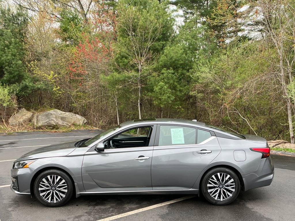 Used 2023 Nissan Altima 2.5 SV w/ SV Premium Package FWD image 2