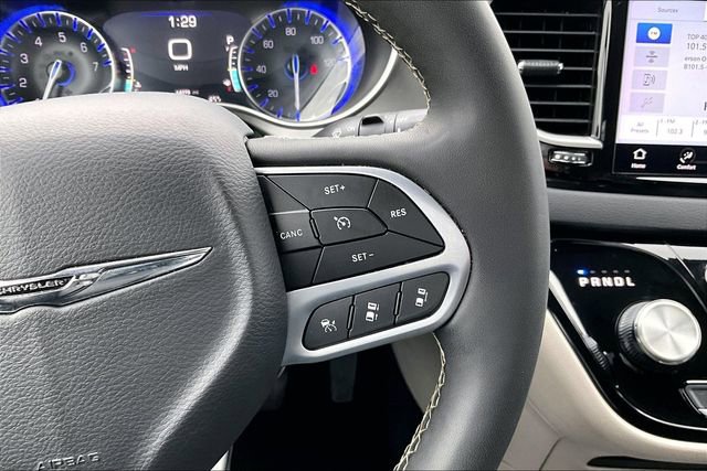 Used 2023 Chrysler Pacifica Touring-L image 12