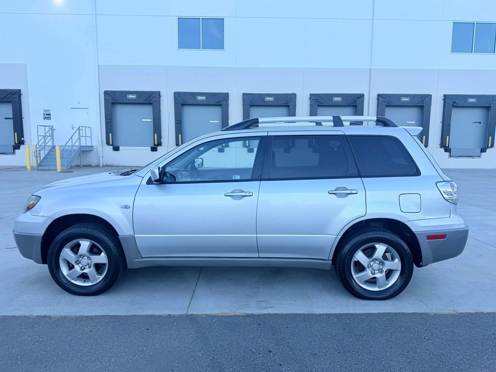 Used 2003 Mitsubishi Outlander XLS AWD/4WD image 2