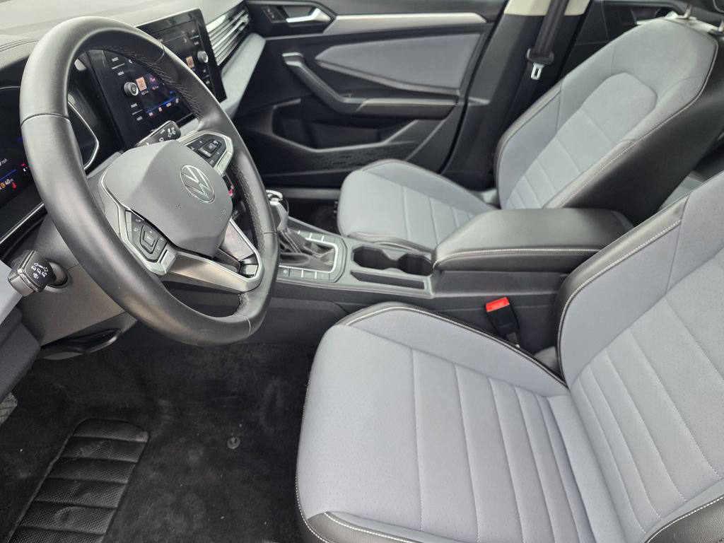Used 2025 Volkswagen Jetta SE image 9