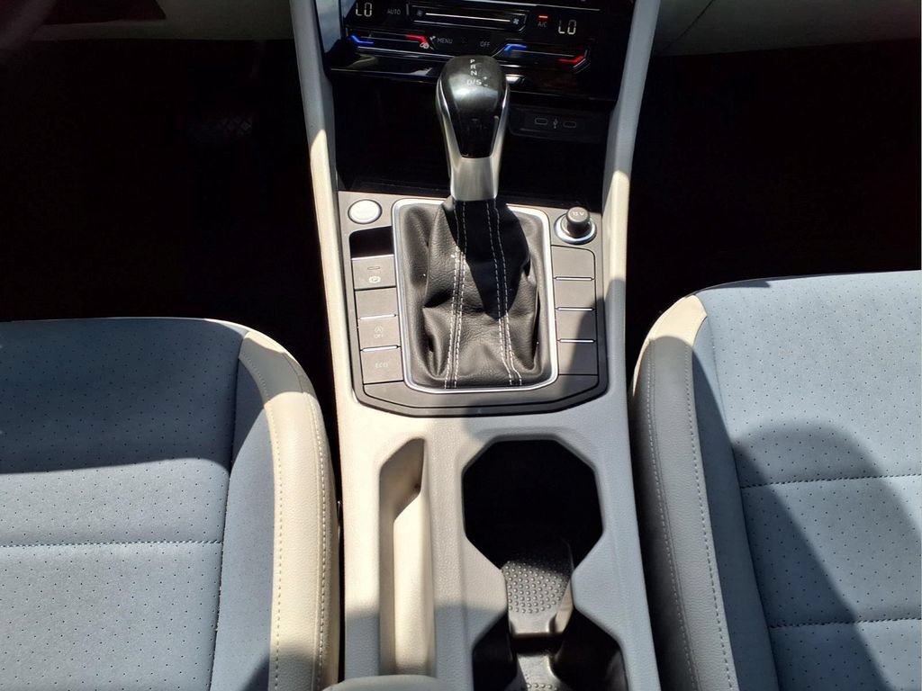 Used 2025 Volkswagen Jetta SE w/ Sunroof Package FWD image 14