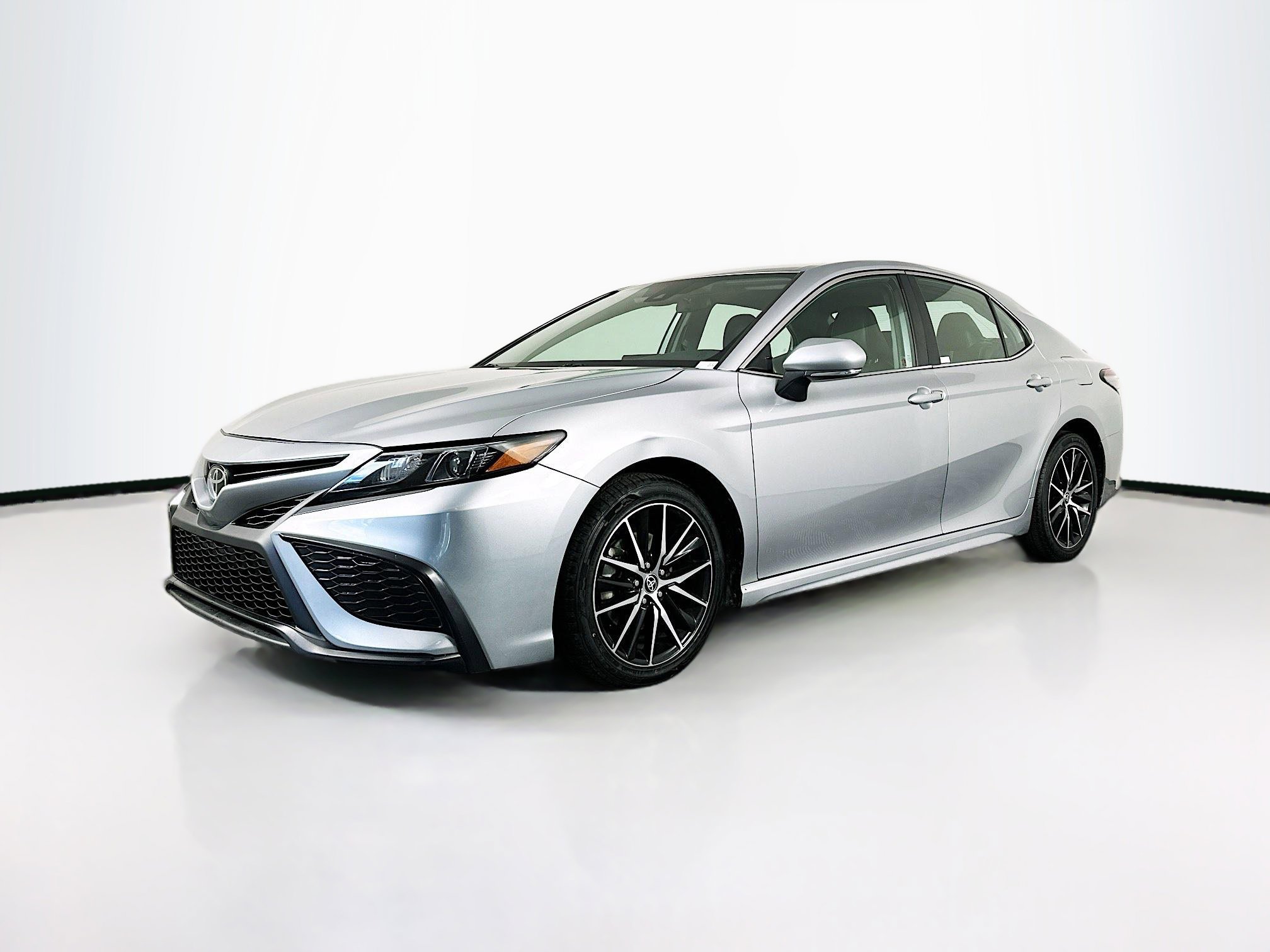 Used 2022 Toyota Camry SE image 3