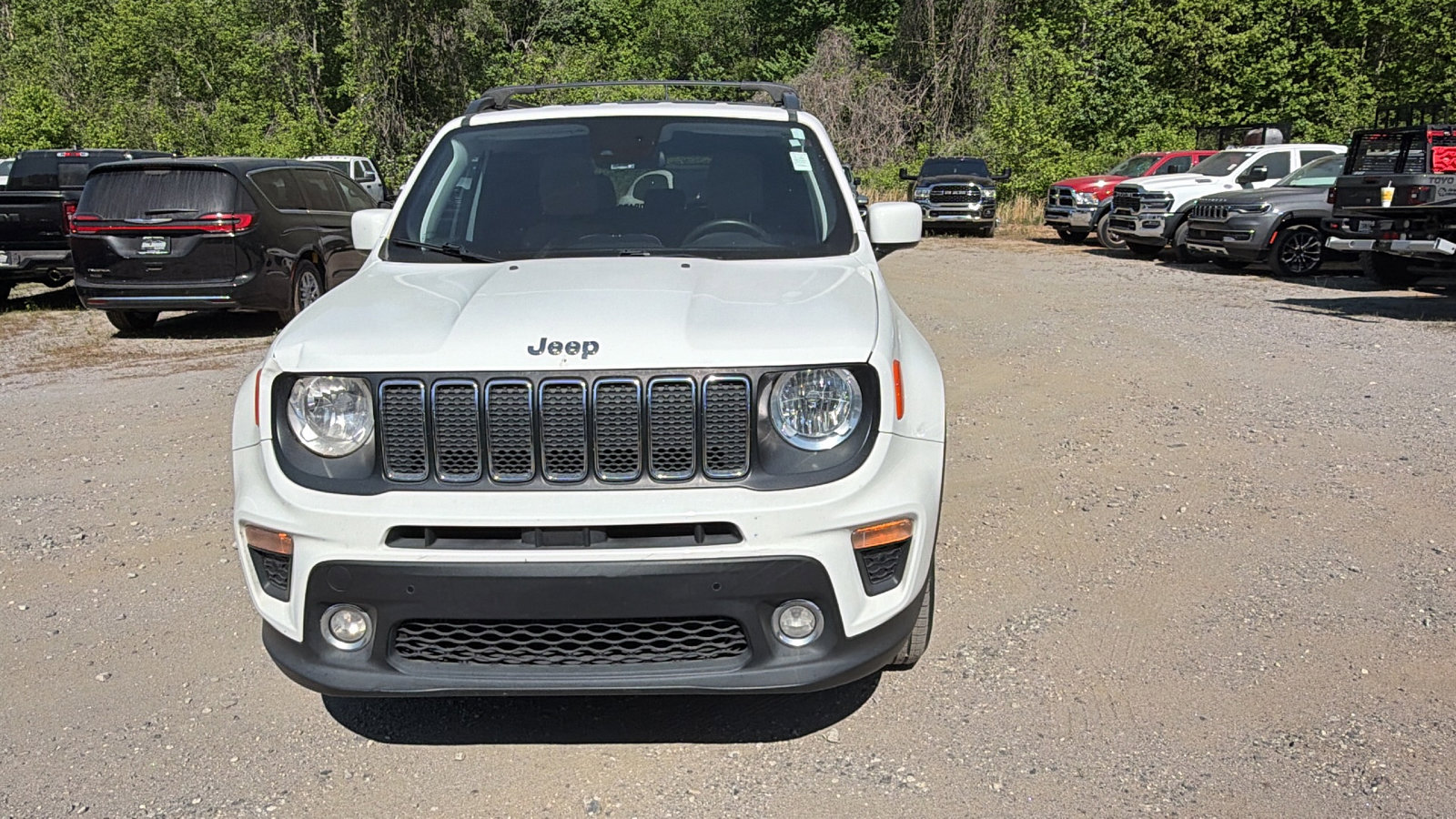 Used 2020 Jeep Renegade Latitude w/ UConnect 8.4 Nav Group AWD/4WD image 3