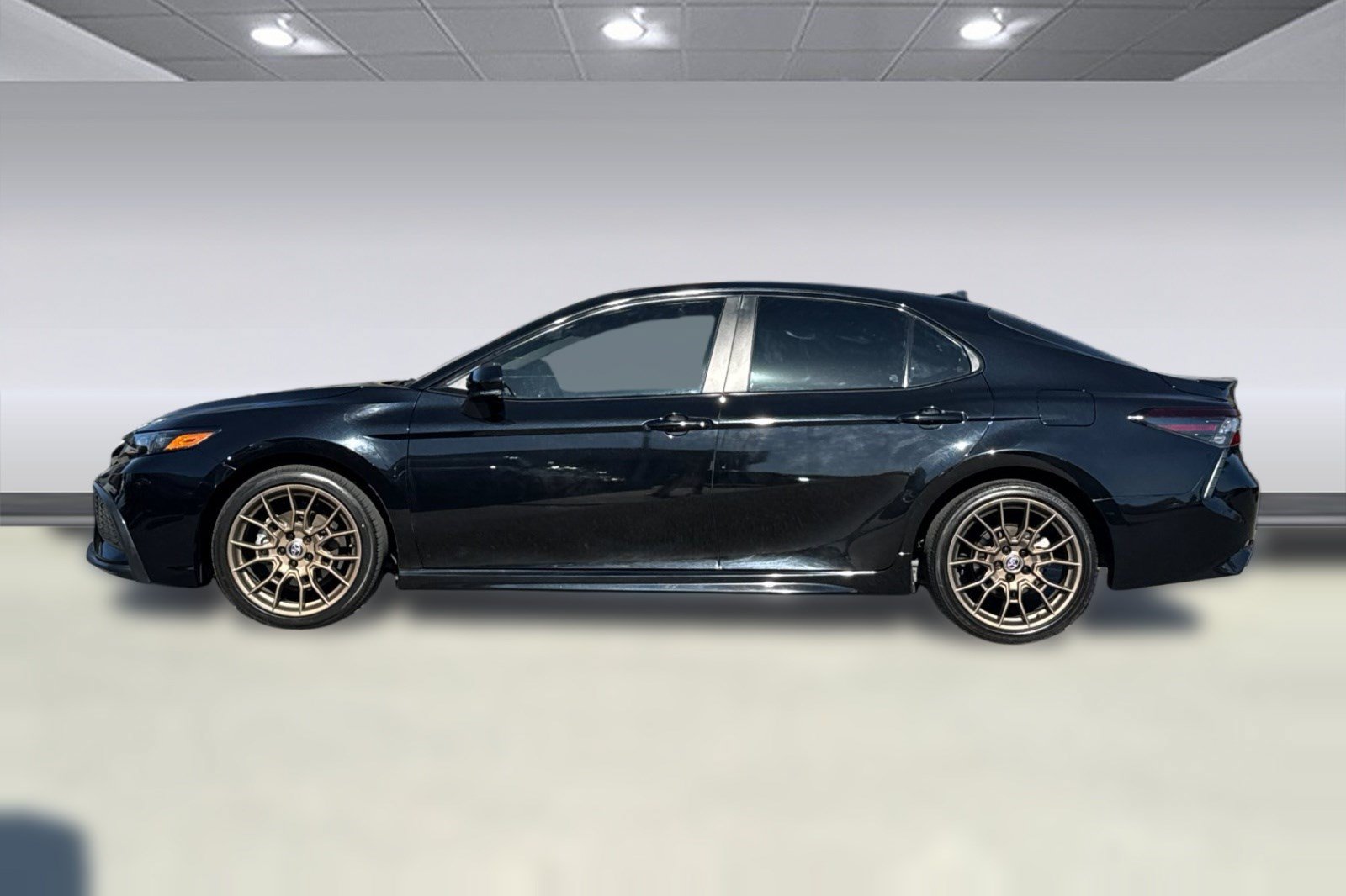 Used 2024 Toyota Camry SE w/ Convenience Package FWD image 2