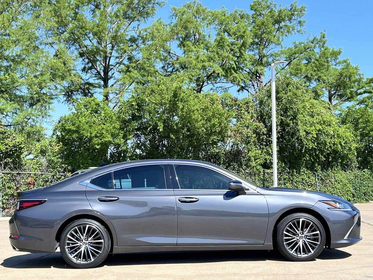 Used 2023 Lexus ES 350 w/ Premium Package FWD image 3