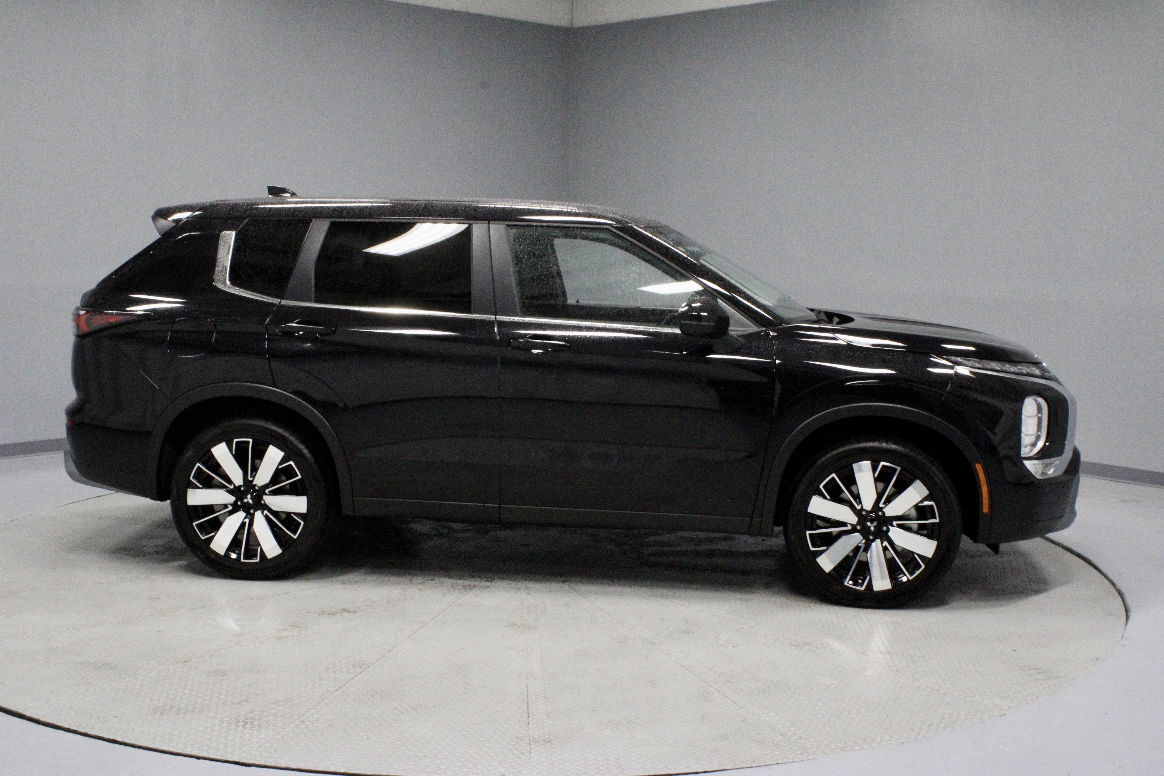 New 2025 Mitsubishi Outlander SE image 9