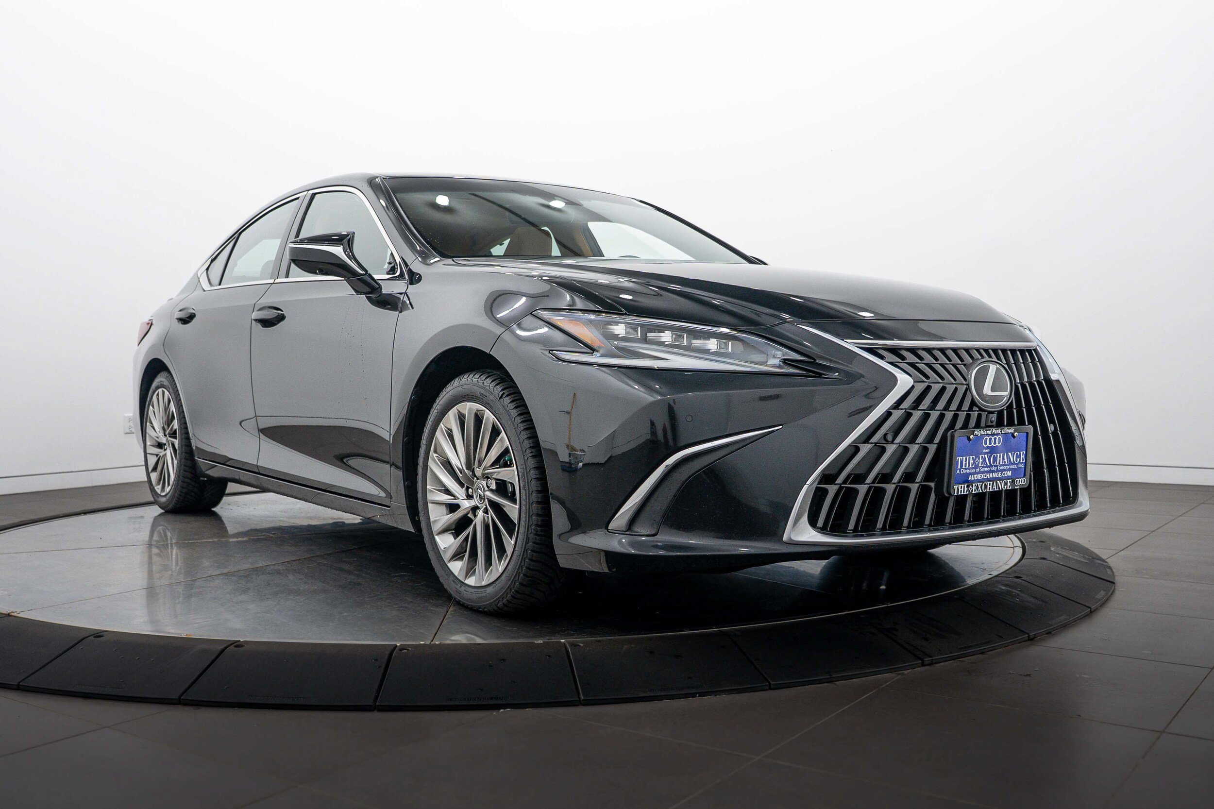 Used 2023 Lexus ES 300h Ultra Luxury w/ Accessory Package (Z2) FWD image 1