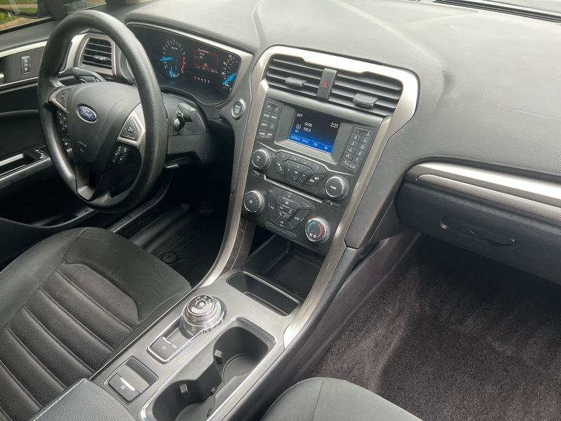 Used 2017 Ford Fusion SE FWD image 12