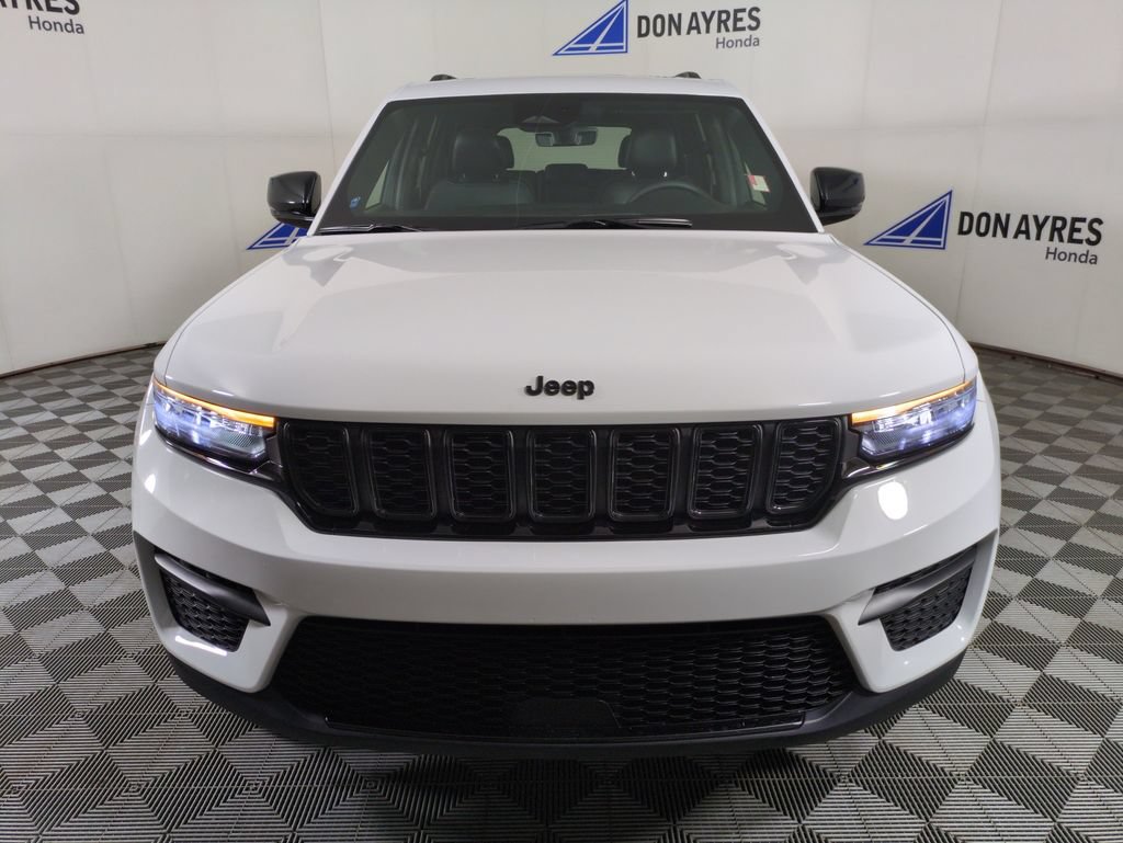 Used 2025 Jeep Grand Cherokee Altitude w/ Trailer Tow Package AWD/4WD image 11