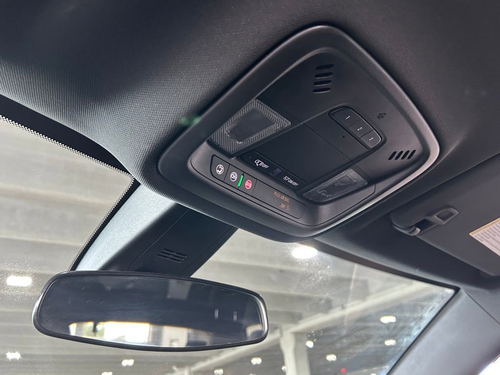 Used 2023 Chevrolet Traverse LT image 25