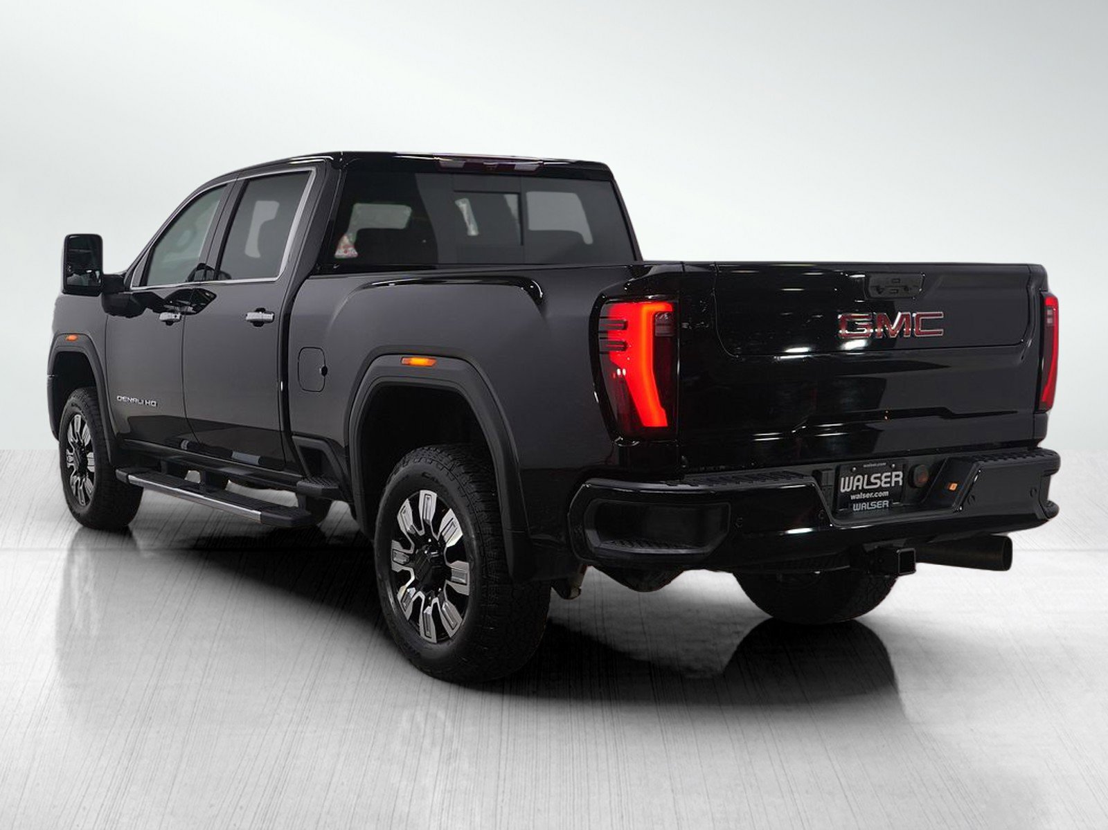 Used 2025 GMC Sierra 2500 Denali image 3