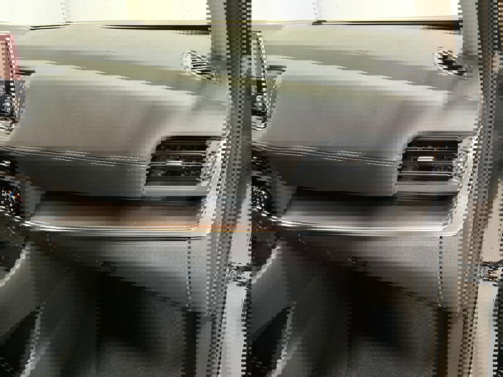 Used 2024 Nissan Rogue SV AWD/4WD image 15