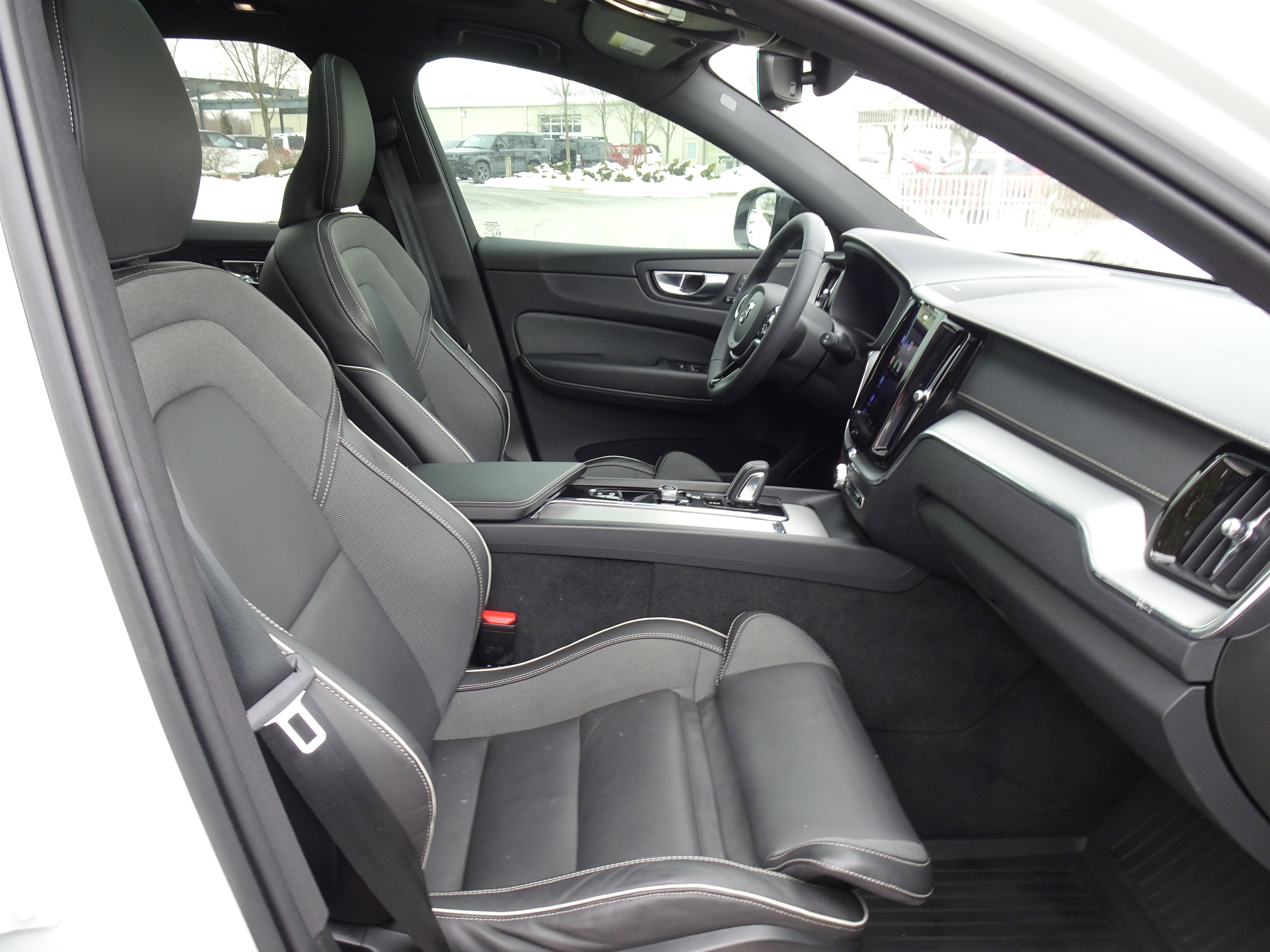 Used 2022 Volvo XC60 B6 R-Design w/ Advanced Package image 26