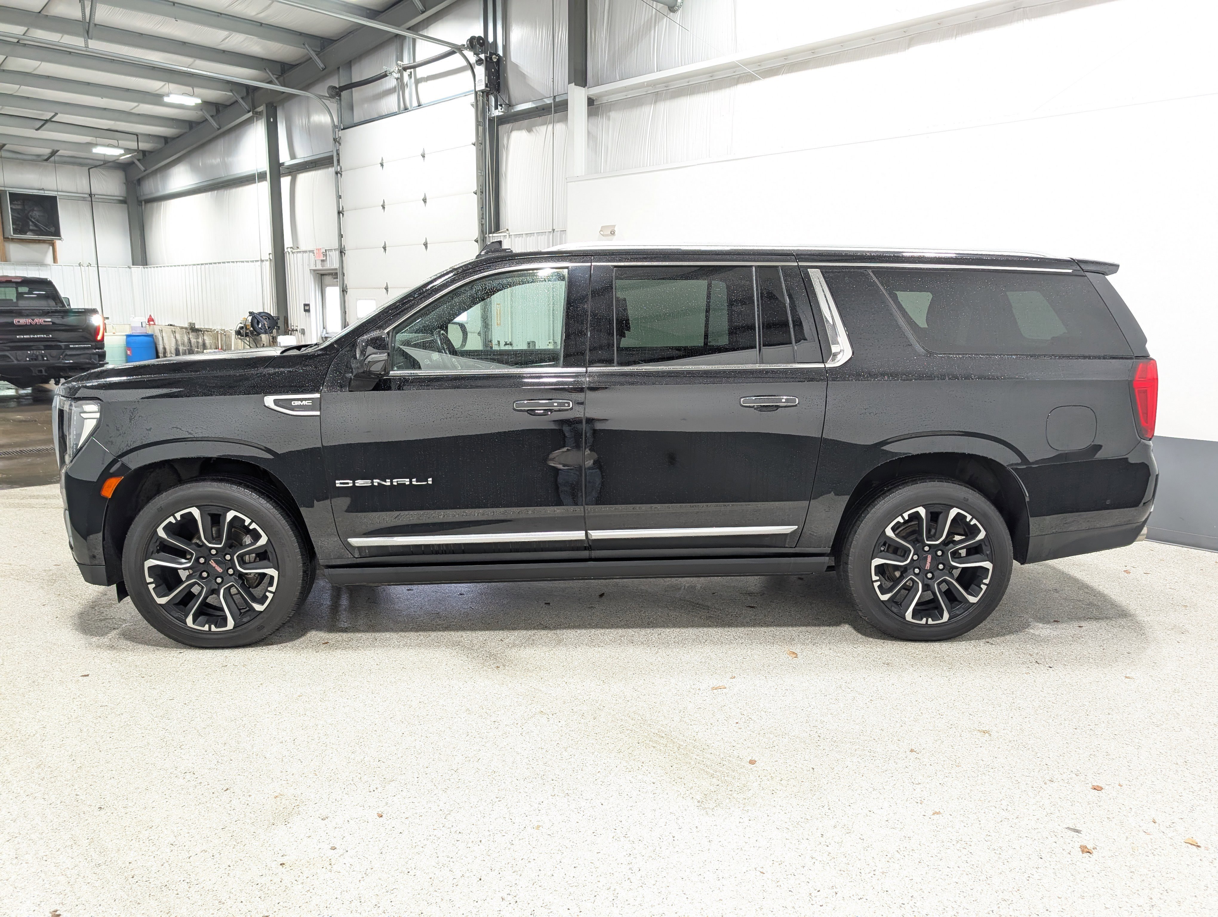 Used 2023 GMC Yukon XL Denali w/ Advanced Technology Package AWD/4WD image 6