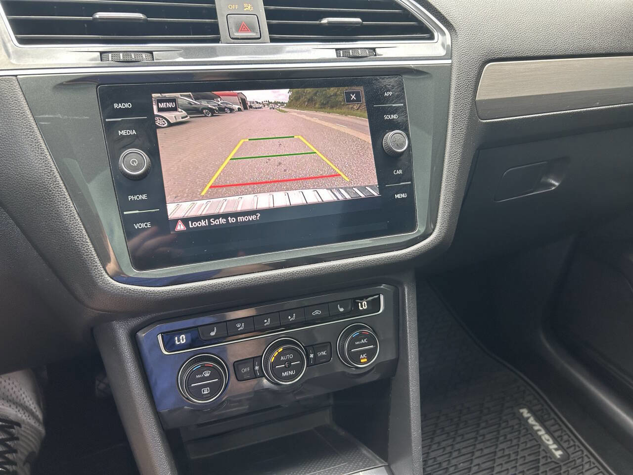 Used 2020 Volkswagen Tiguan SE w/ Panoramic Sunroof Package image 27