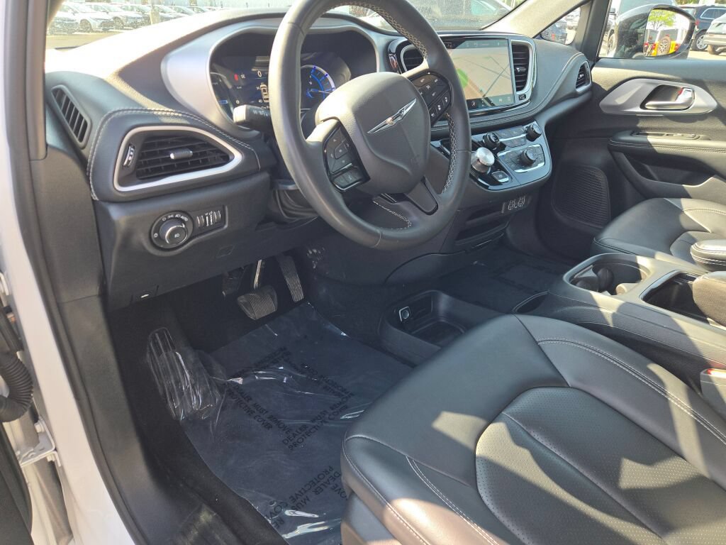 Certified 2024 Chrysler Pacifica Limited FWD image 29