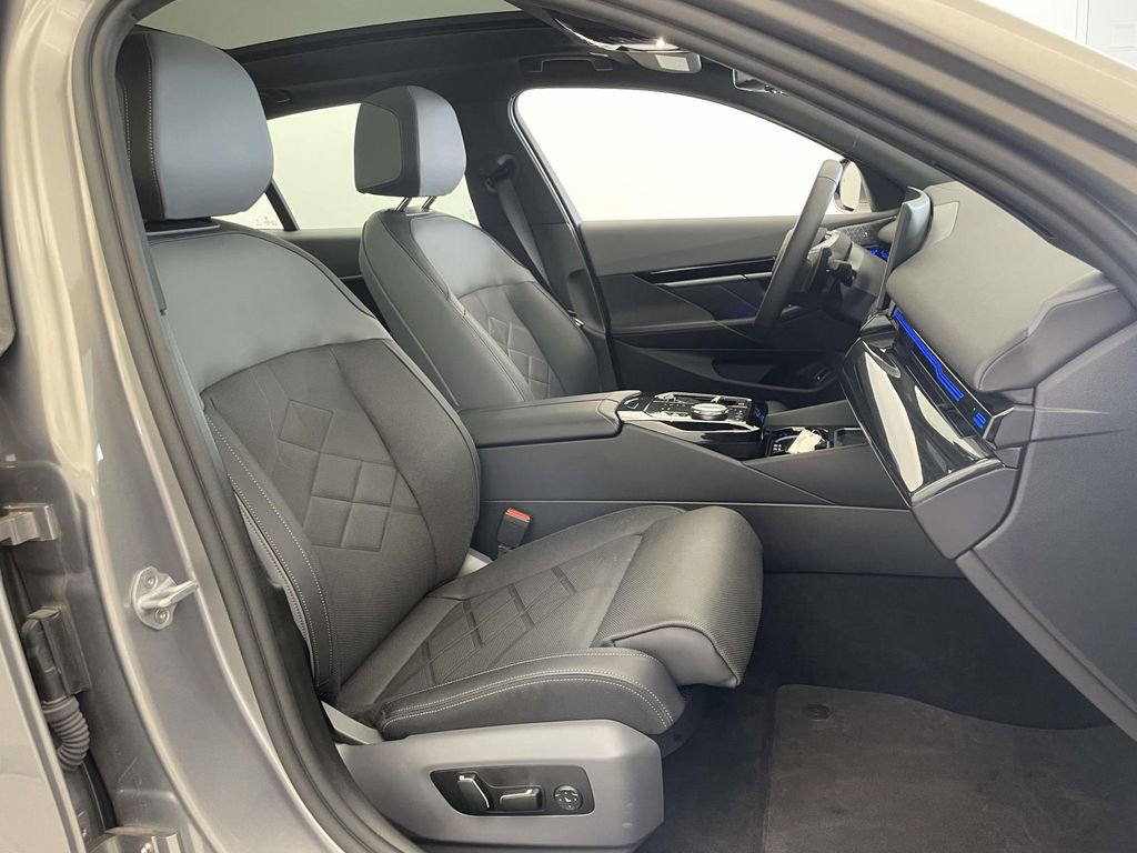 Used 2025 BMW 530i xDrive AWD/4WD image 20