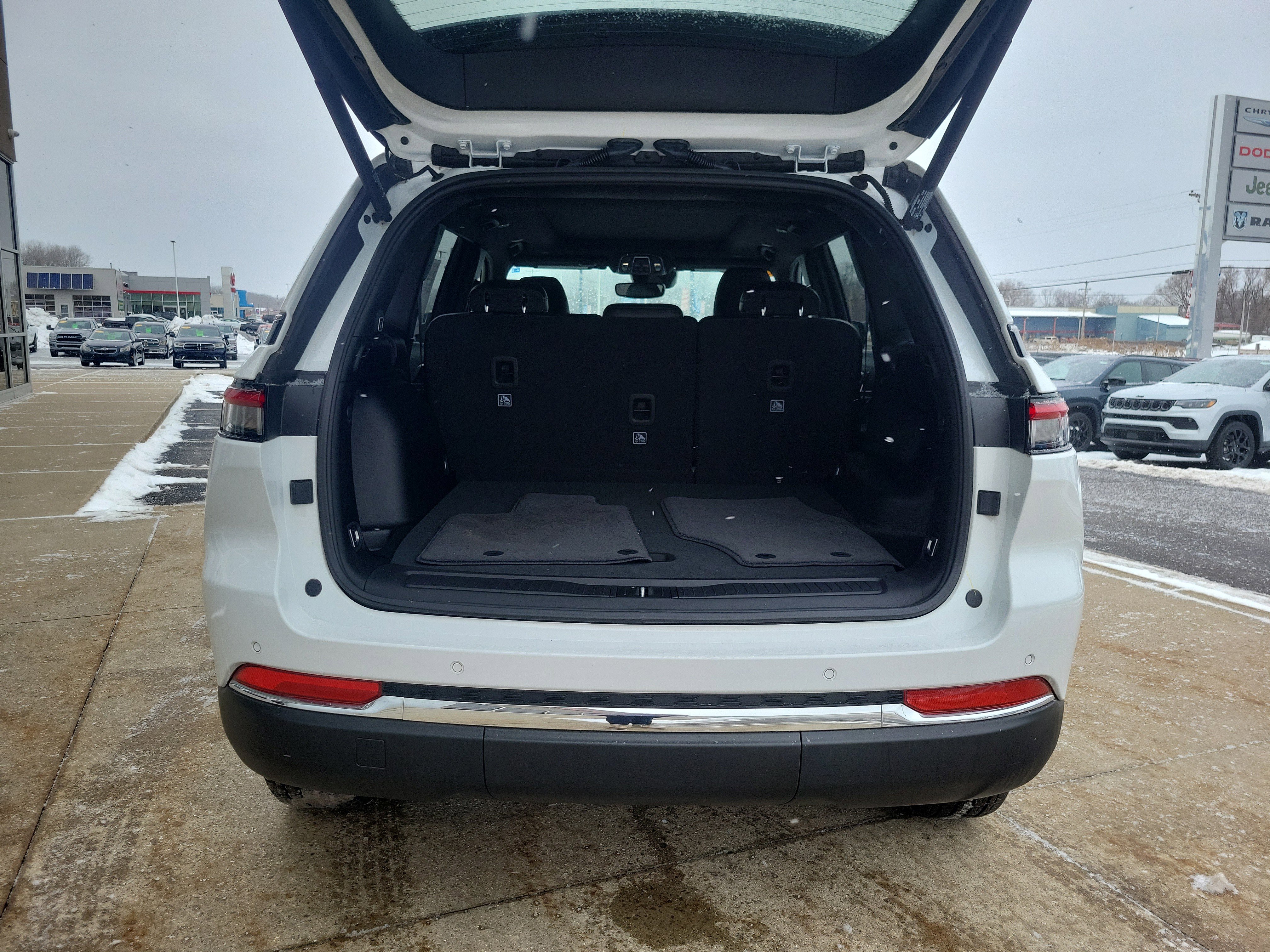 Used 2024 Jeep Grand Cherokee Limited image 22