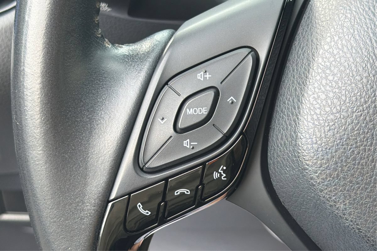 Used 2020 Toyota C-HR XLE FWD image 31