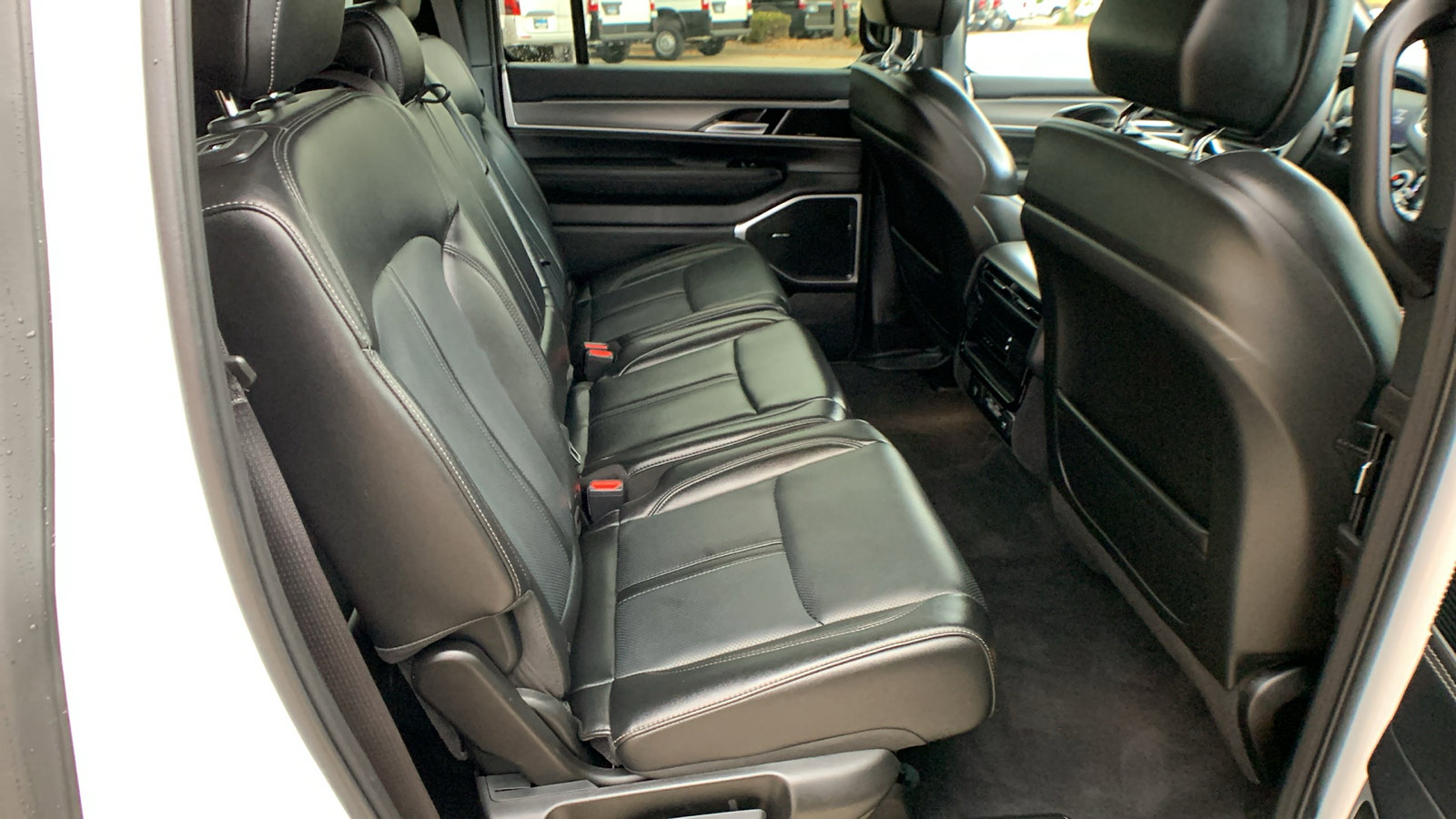 Used 2025 Jeep Wagoneer 4WD image 29