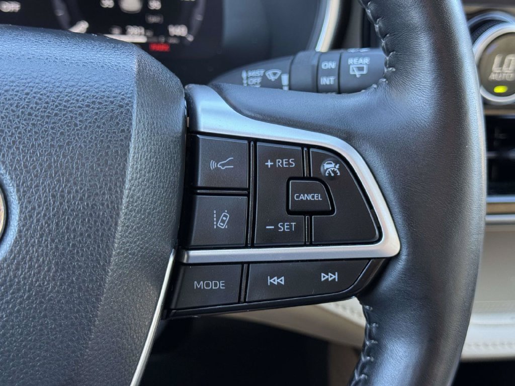 Used 2023 Toyota Highlander Limited FWD image 12