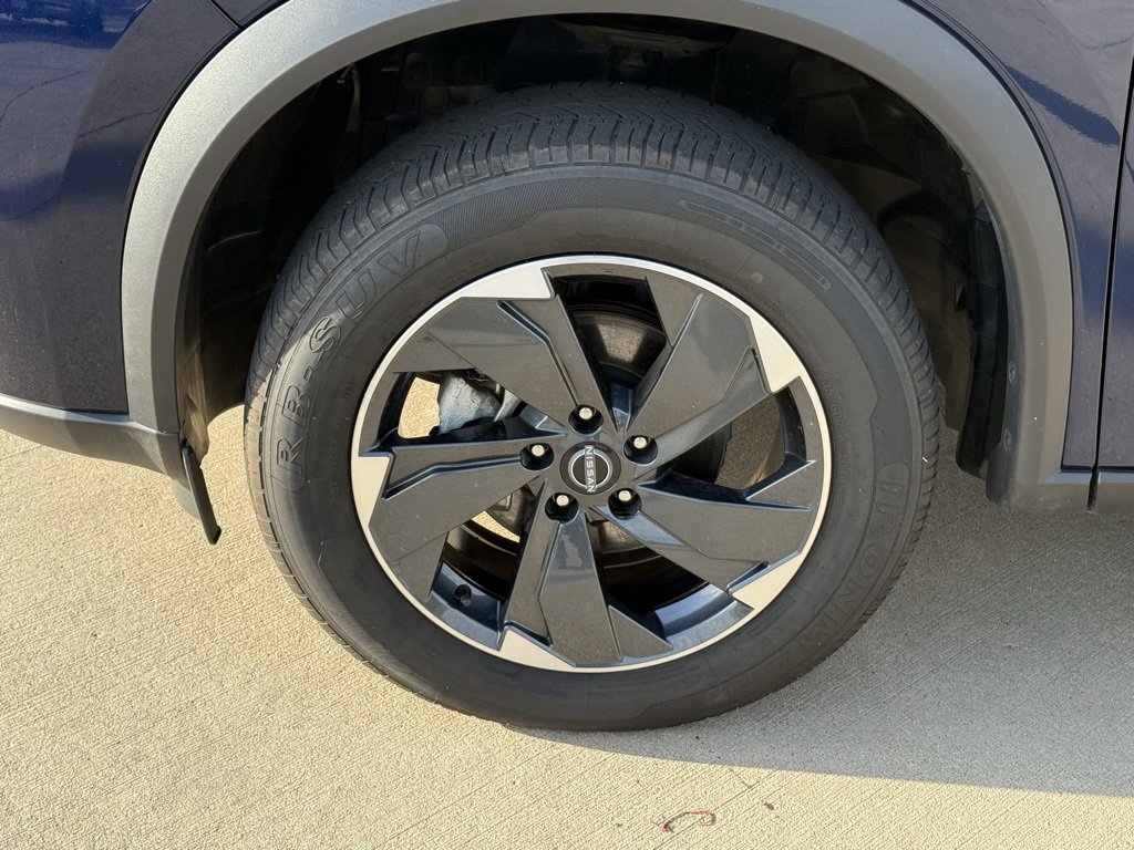 Used 2024 Nissan Rogue SV image 11