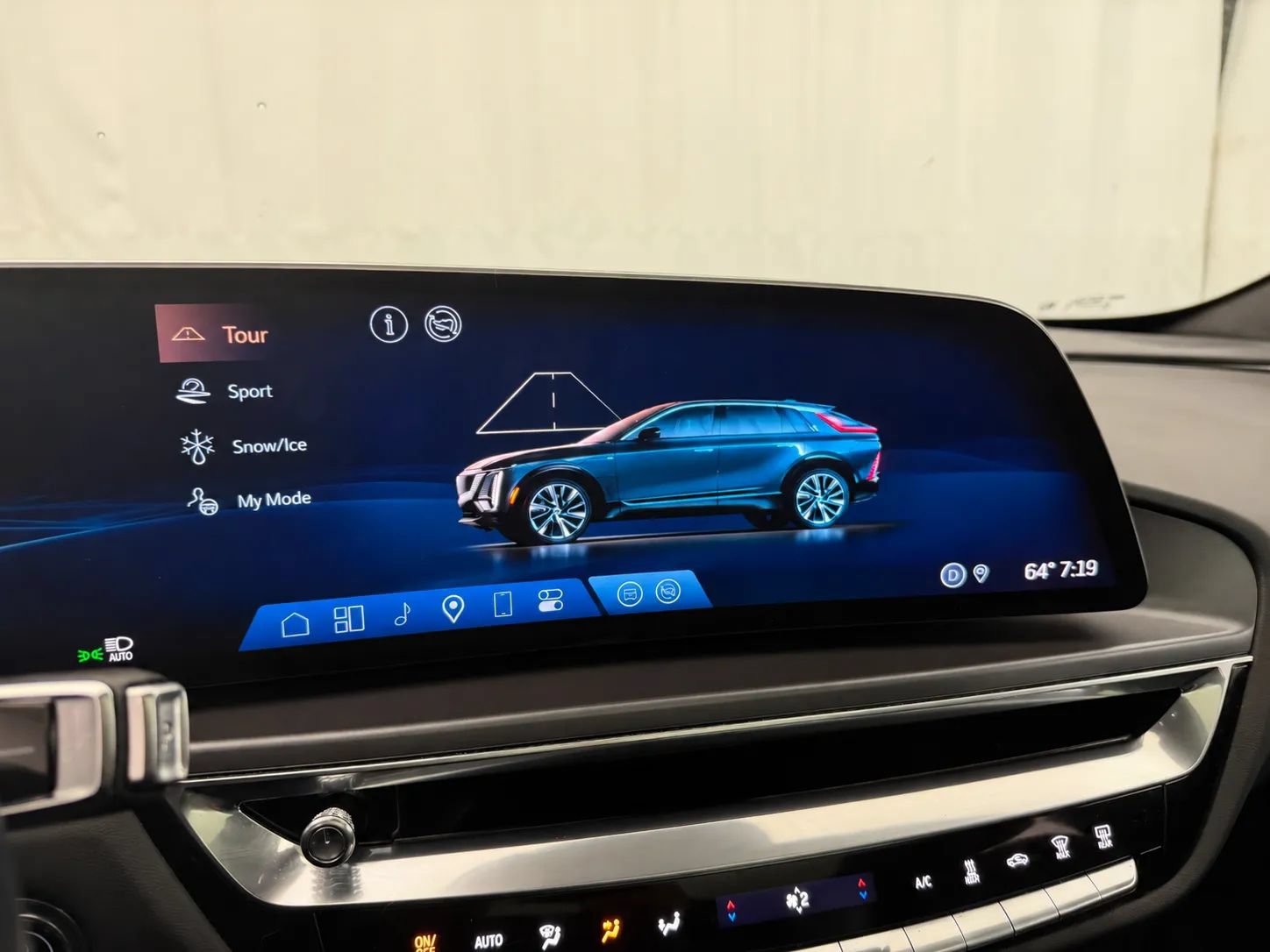 Used 2024 Cadillac Lyriq Tech w/ Driver Assist Package AWD/4WD image 25
