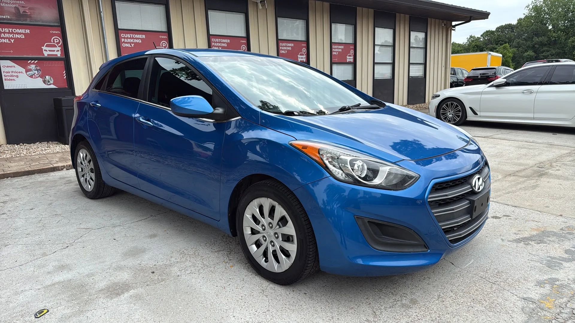 Used 2017 Hyundai Elantra GT FWD image 3