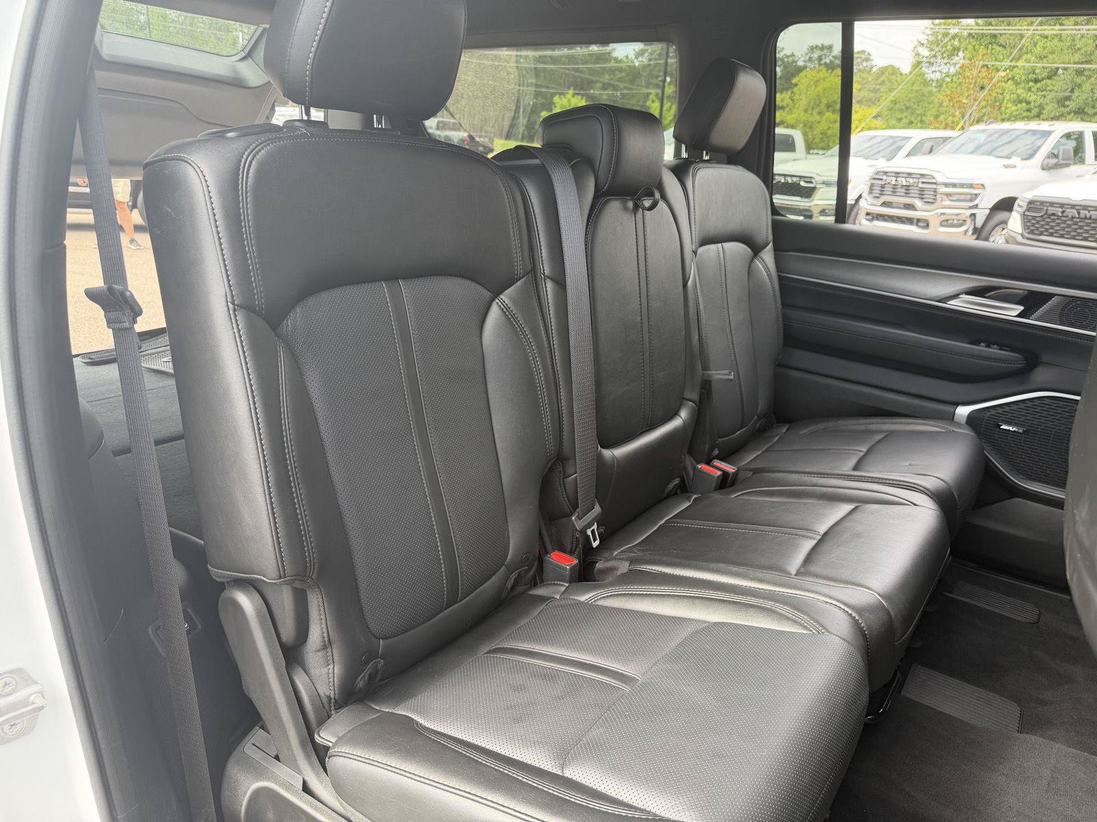 Certified 2025 Jeep Wagoneer Series II w/ 8-Passenger Seating Package AWD/4WD image 19
