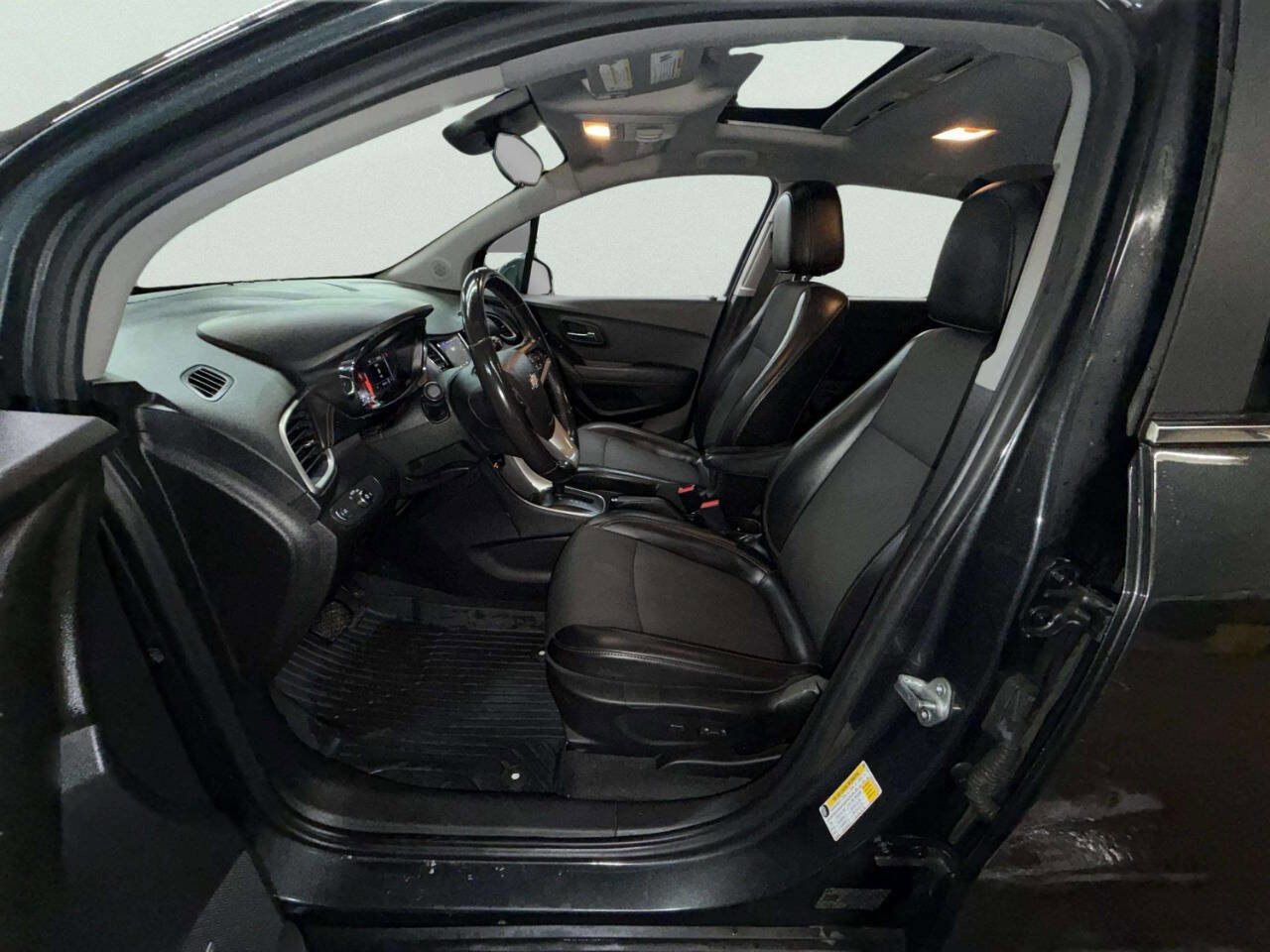 Used 2019 Chevrolet Trax LT w/ Sun & Sound Package AWD/4WD image 11