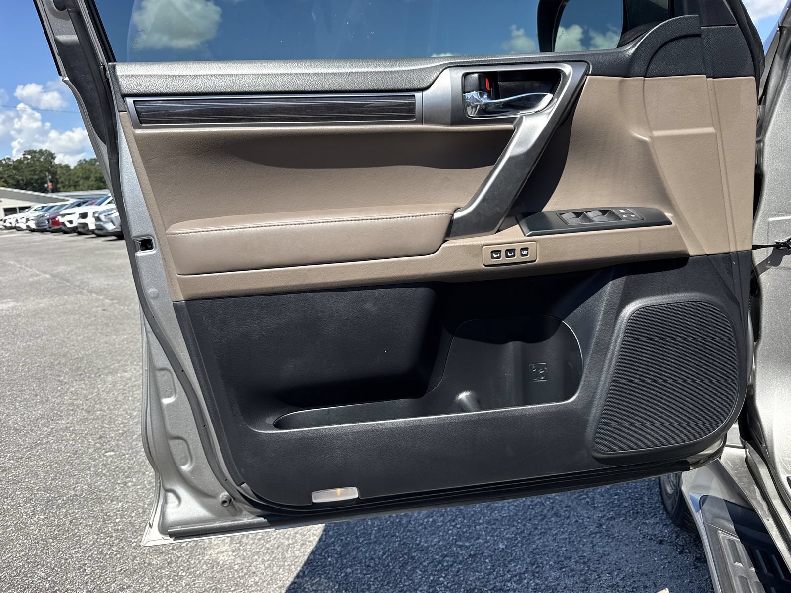 Used 2023 Lexus GX 460 Premium w/ Accessory Package AWD/4WD image 18