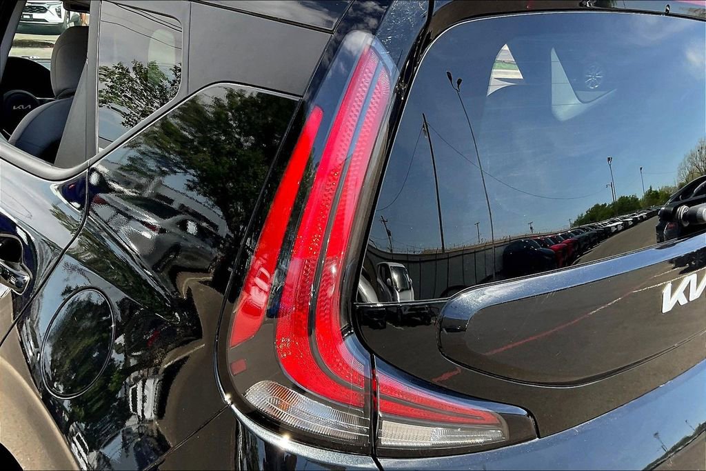 Used 2025 Kia Soul LX w/ LX Technology Package FWD image 23