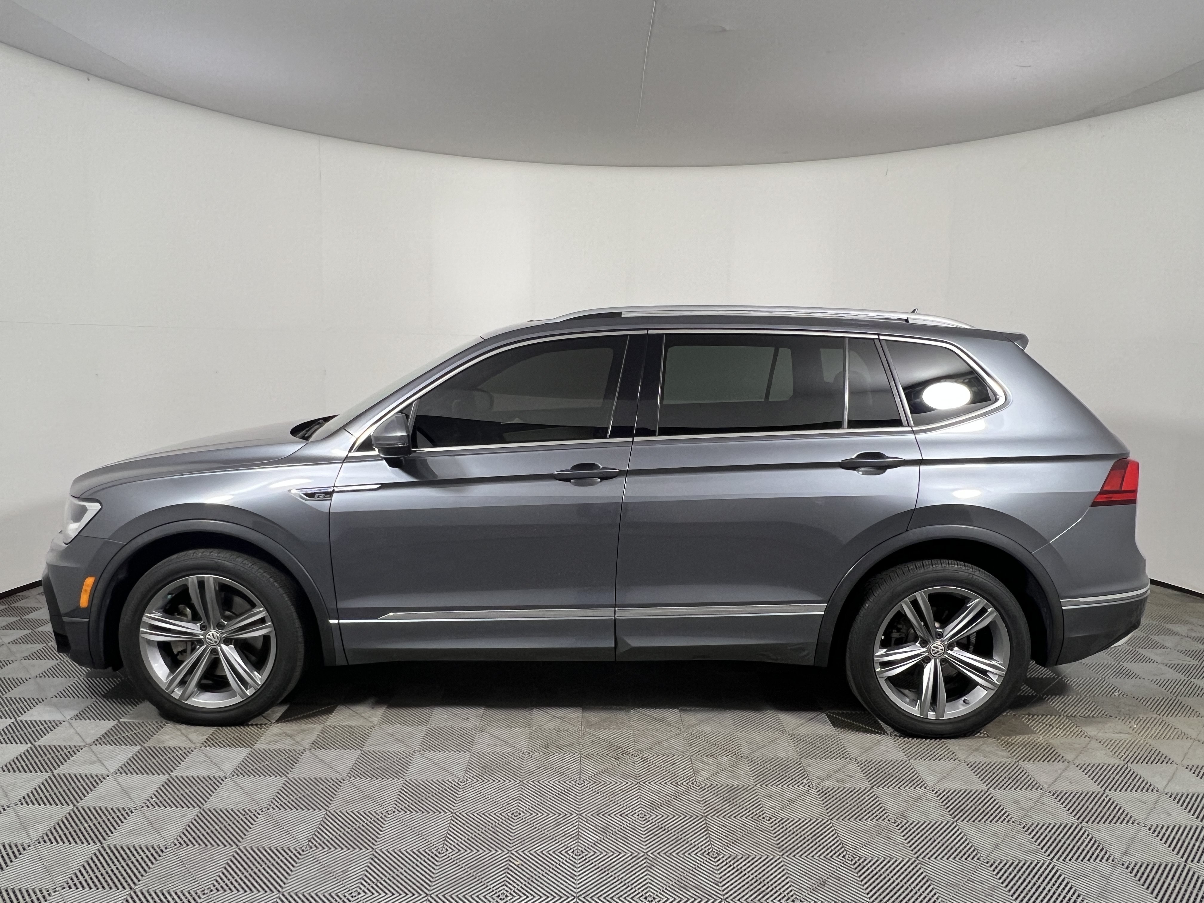 Used 2018 Volkswagen Tiguan SEL w/ R-Line Package FWD image 2