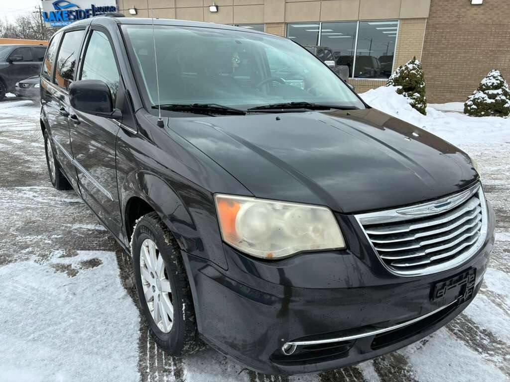 Used 2014 Chrysler Town & Country Touring image 3