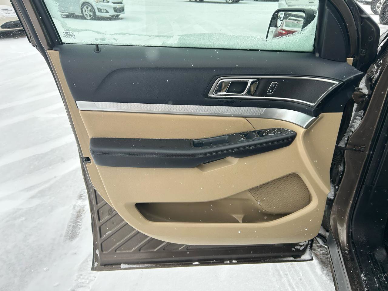 Used 2016 Ford Explorer XLT w/ Equipment Group 202A image 14