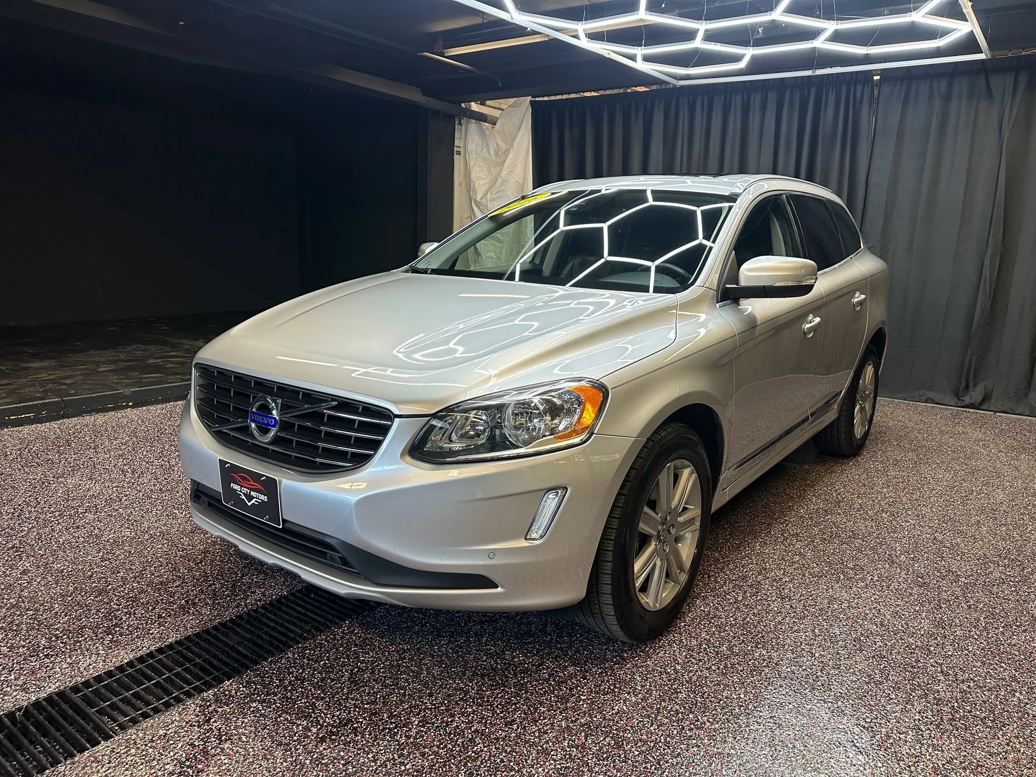 Used 2016 Volvo XC60 T6 w/ Proximity Package image 3