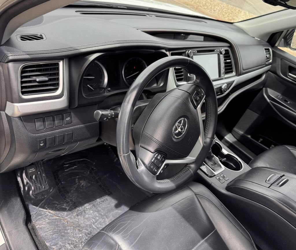 Used 2016 Toyota Highlander XLE AWD/4WD image 17
