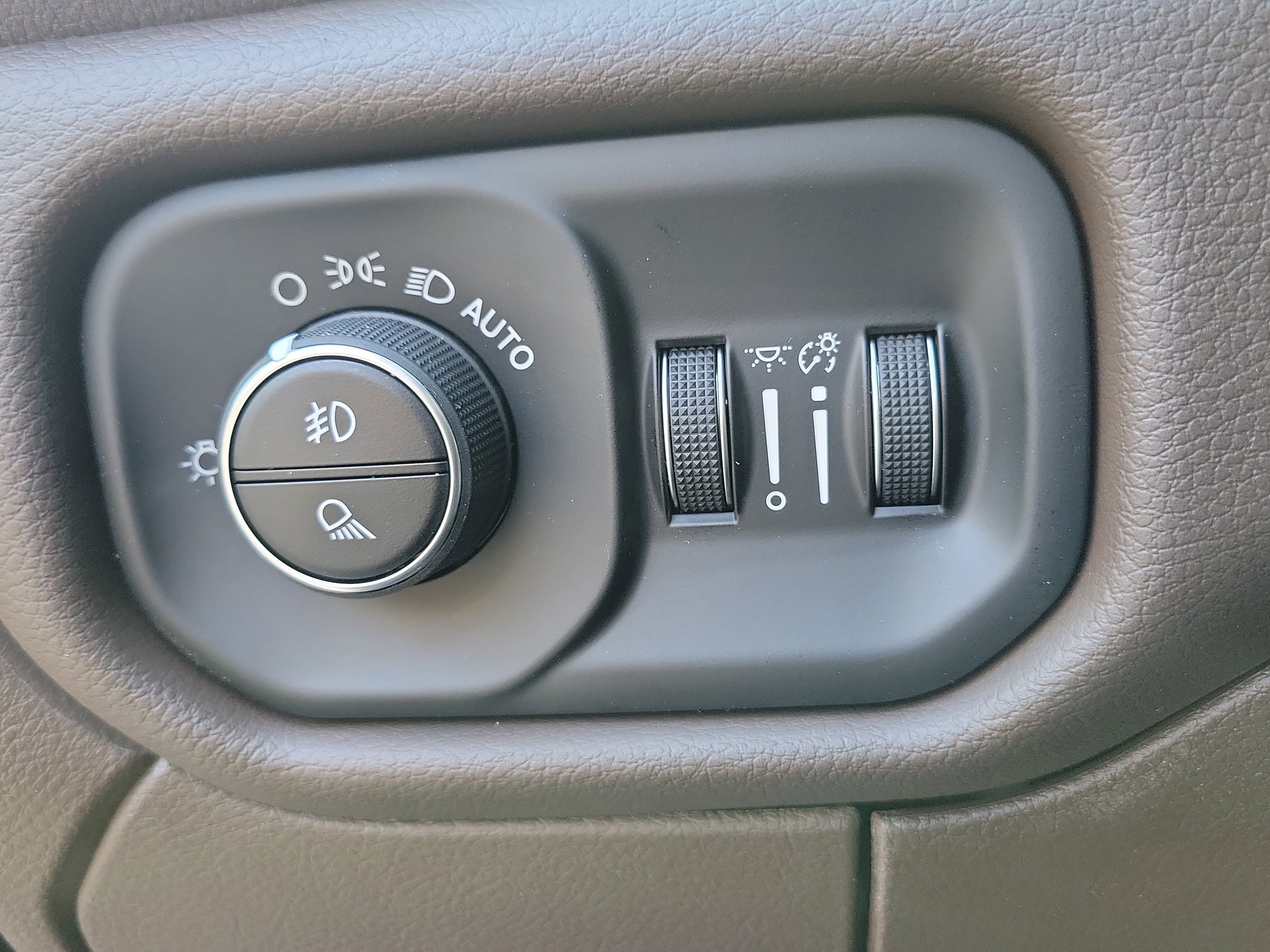 New 2026 RAM 2500 Laramie AWD/4WD image 17