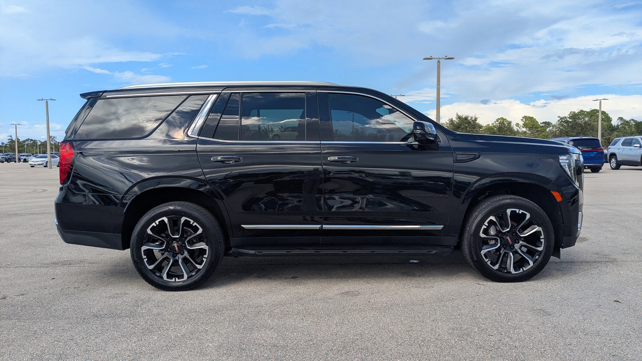 Used 2022 GMC Yukon SLT w/ SLT Premium Package image 4