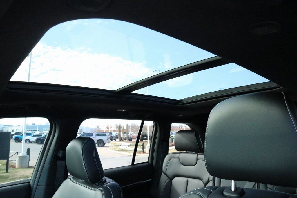 New 2025 Jeep Grand Cherokee Limited image 16