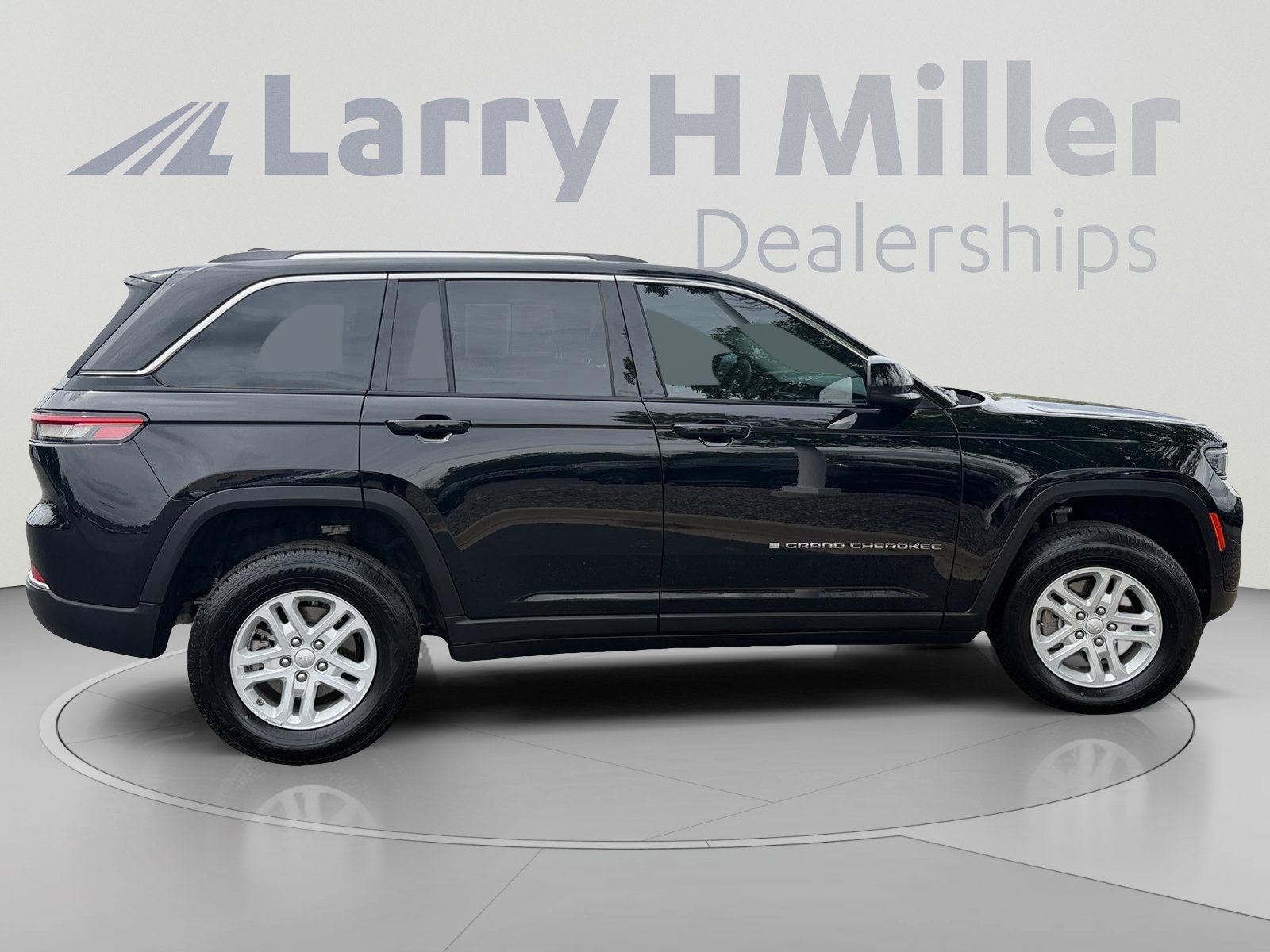 Used 2023 Jeep Grand Cherokee Laredo AWD/4WD image 6