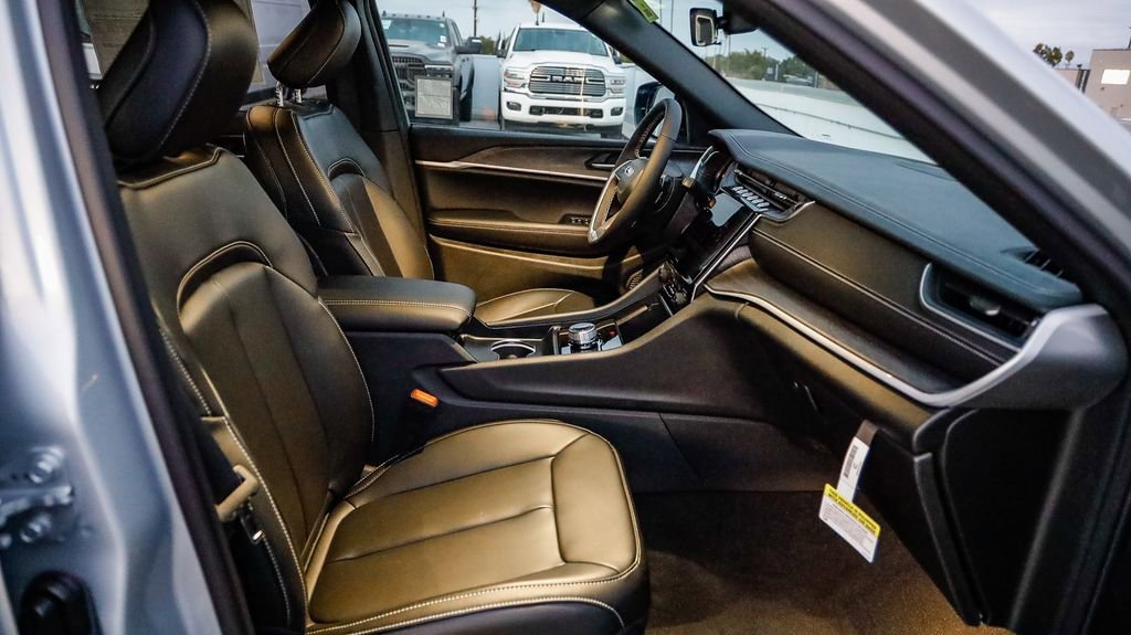 New 2025 Jeep Grand Cherokee L Limited w/ Black Appearance Package image 17