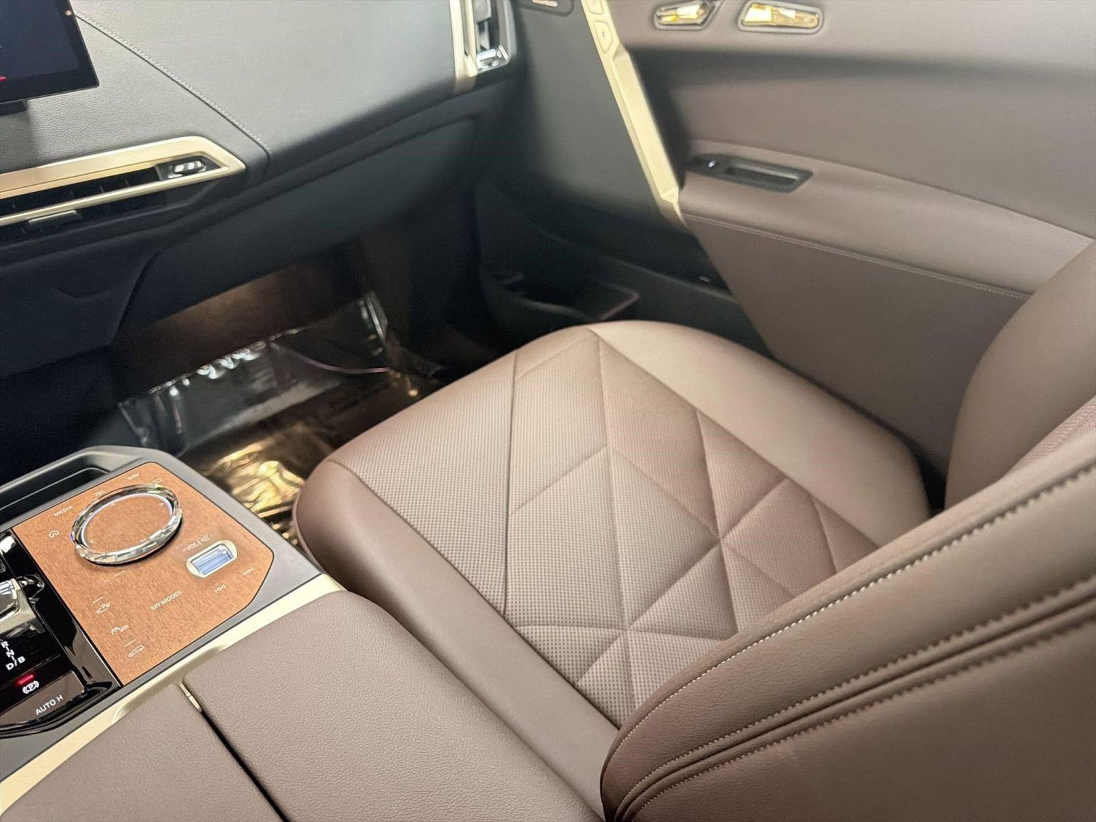 Used 2023 BMW iX xDrive50 w/ Premium Package image 24