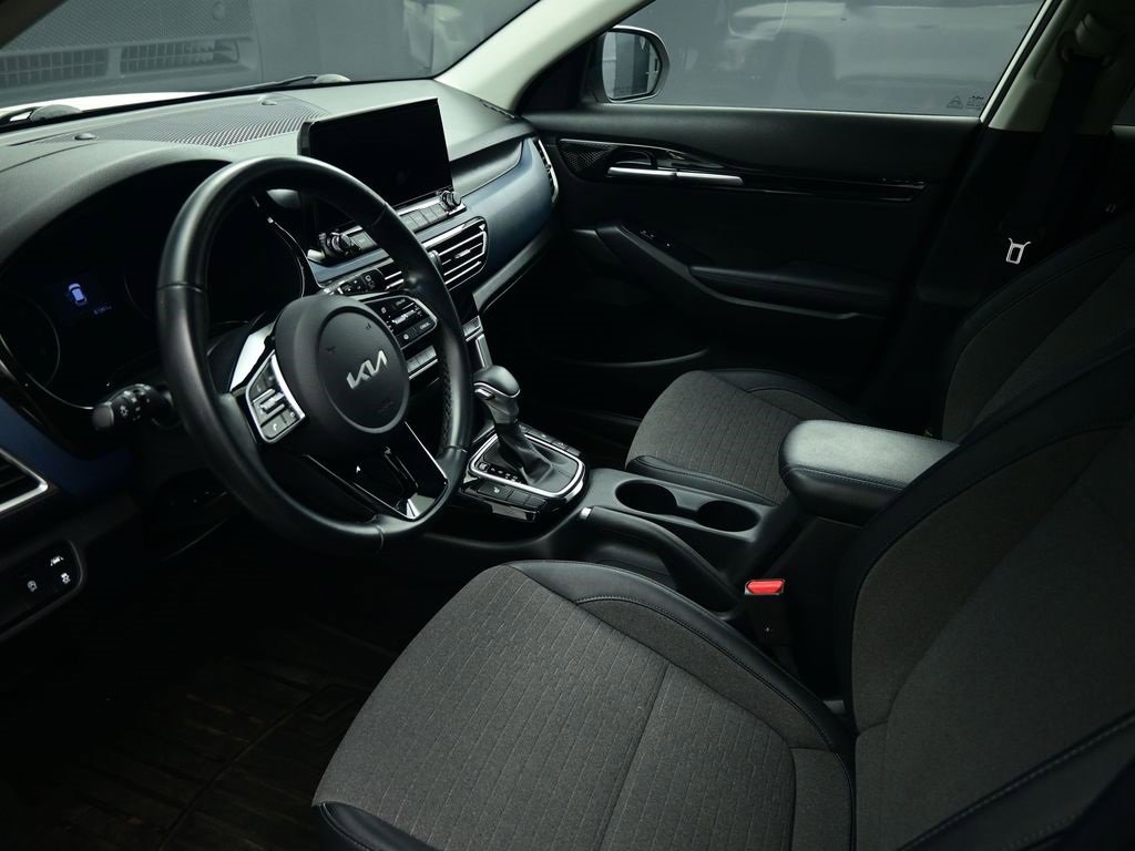 Used 2022 Kia Seltos Nightfall Edition image 2