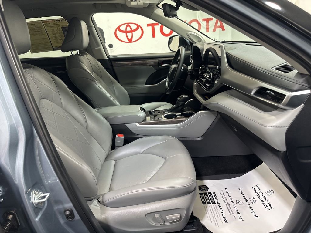 Used 2024 Toyota Highlander Platinum image 12