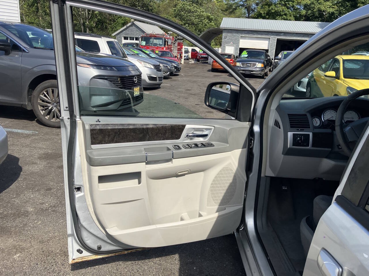 Used 2010 Dodge Grand Caravan SXT FWD image 17