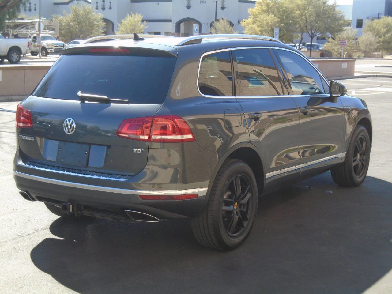 Used 2016 Volkswagen Touareg TDI image 12