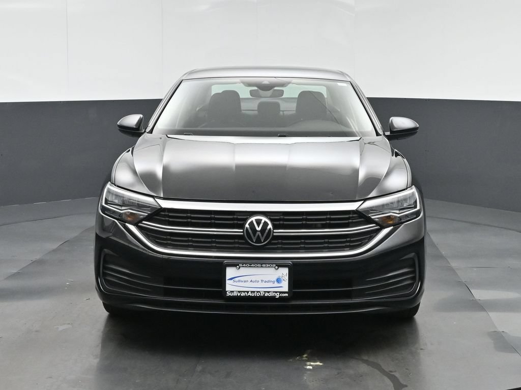 Used 2024 Volkswagen Jetta SE FWD image 2
